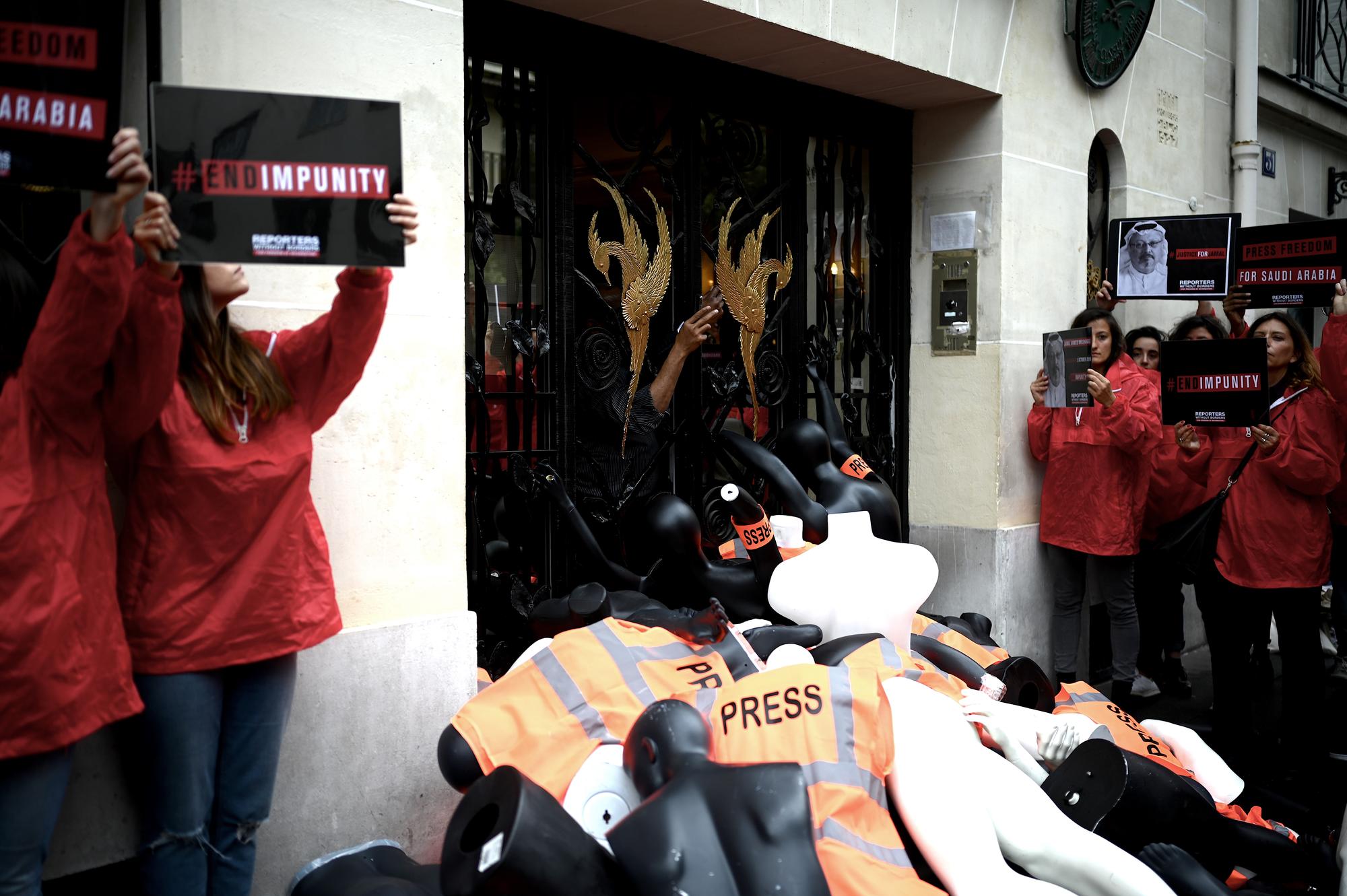 Reporters sans frontières (RSF) a déposé des mannequins démembrés devant le consulat saoudien de Neuilly-Sur-Seine. Paris, le 1er octobre 2019. [afp - Philippe Lopez]