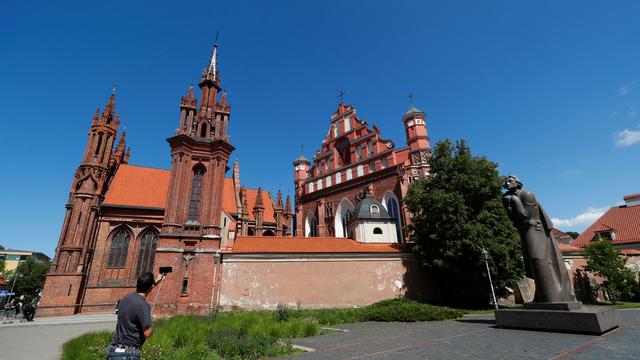 Un touriste prend une photo de l'Eglise Saint-François-d'Assise à Vilnius. [Reuters - Ints Kalnins]