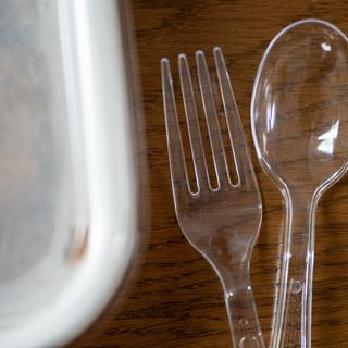 Exit les couverts et les assiettes en plastique dans les restaurants du personnel du CHUV (image d'illustration). [Keystone - Christian Beutler]