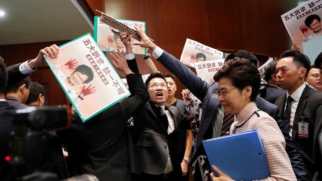 Carrie Lam, la dirigeante de Hong Kong, sous les huées des députés prodémocratie. [Reuters - Tyrone Siu]