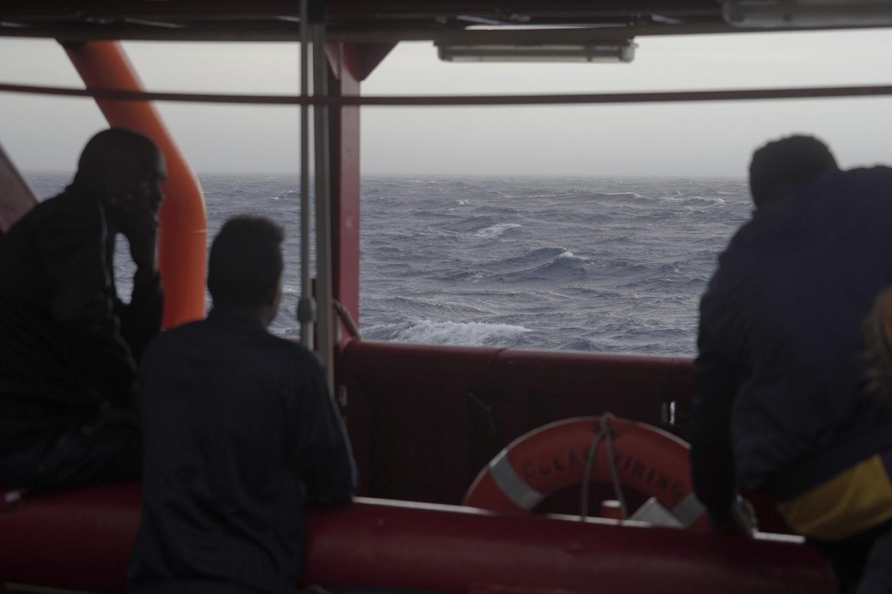 Des migrants regardent la mer Méditerranée houleuse depuis le bateau de sauvetage Ocean Viking, dimanche 22 septembre 2019. [Keystone/AP photo - Renata Brito]