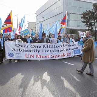 Des Ouïghours et des Tibétains manifestent contre la Chine à Genève. [Keystone - Salvatore Di Nolfi]