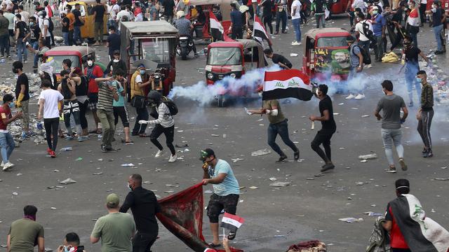 Des heurts ont secoué le centre de Bagdad durant tout le jour. [Keystone - AP Photo/Hadi Mizban]