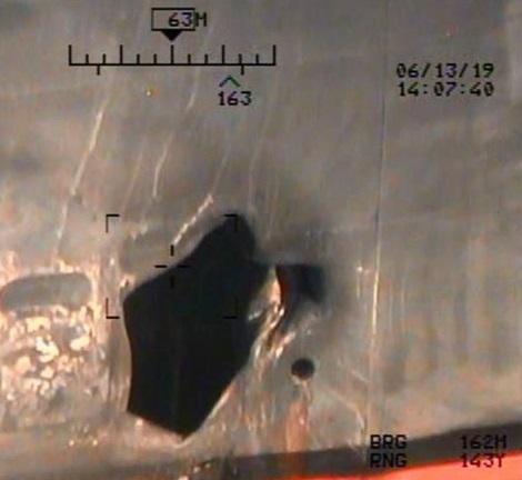 La photo du trou causé par une mine dans le tanker japonais Kokuka Courageous (photo du Département américain de la défense) [Keystone - US DEPARTMENT OF DEFENSE HANDOUT]