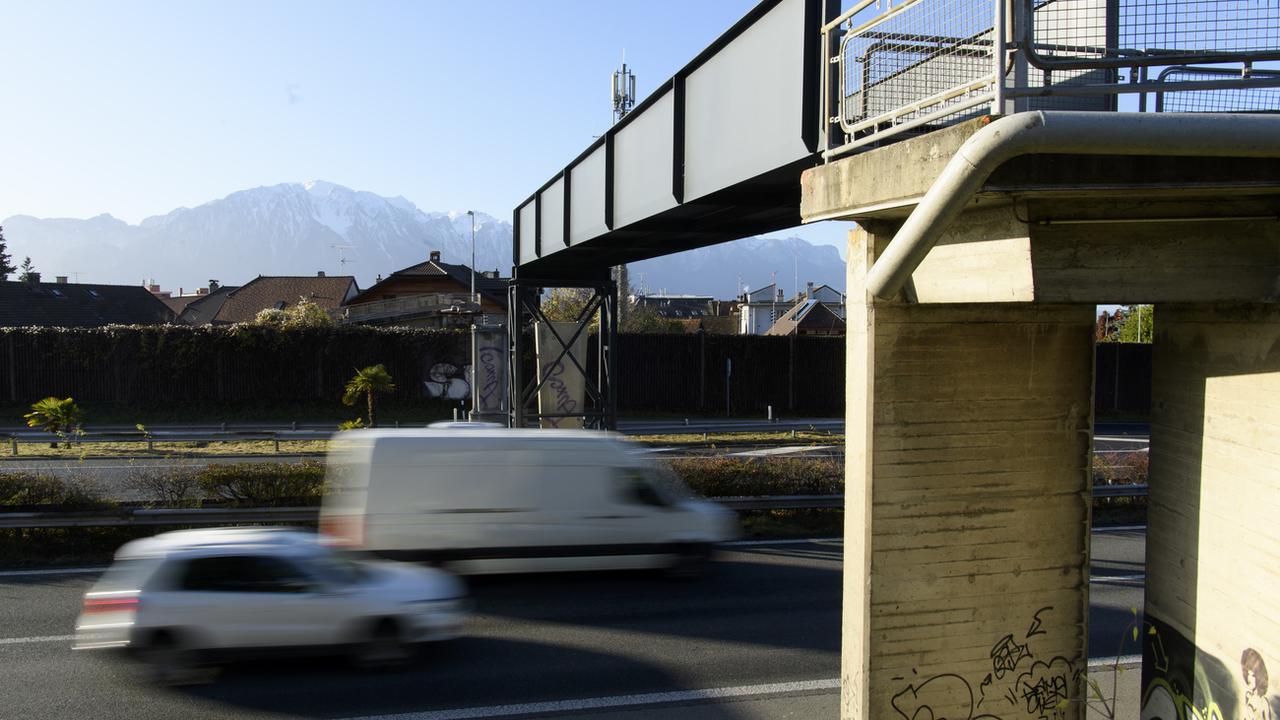La passerelle provisoire qui enjambe l'A9 à Chailly, sur la commune de Montreux (VD). [Keystone - Laurent Gillieron]