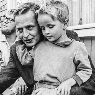 Olof Palme, alors ministre des communications, en 1967 à Vällingby, un quartier de Stockholm. [Wikipédia - Familjebild]