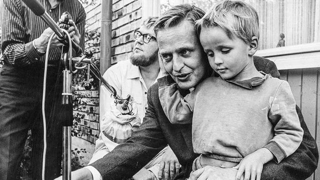 Olof Palme, alors ministre des communications, en 1967 à Vällingby, un quartier de Stockholm. [Wikipédia - Familjebild]