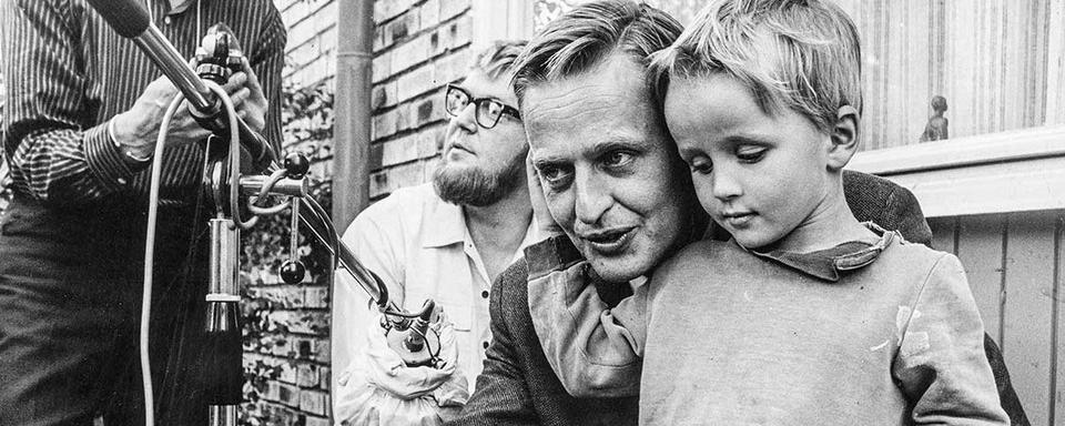 Olof Palme, alors ministre des communications, en 1967 à Vällingby, un quartier de Stockholm. [Wikipédia - Familjebild]