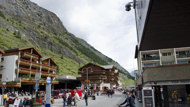 Une caméra de surveillance fime la rue principale de Zermatt, le 26 juillet 2011. [Keystone - Jean-Christophe Bott]