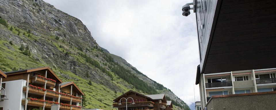 Une caméra de surveillance fime la rue principale de Zermatt, le 26 juillet 2011. [Keystone - Jean-Christophe Bott]