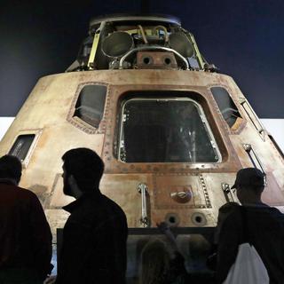 Des visiteurs devant le module Columbia, à l'exposition ''Destination Moon: The Apollo 11 Mission''. [Keystone - AP Photo/Elaine Thompson]