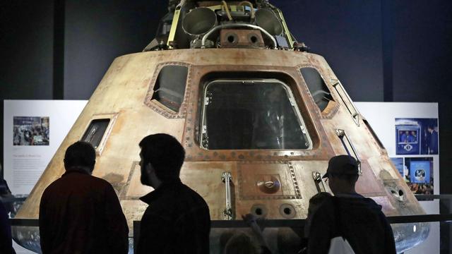 Des visiteurs devant le module Columbia, à l'exposition ''Destination Moon: The Apollo 11 Mission''. [Keystone - AP Photo/Elaine Thompson]