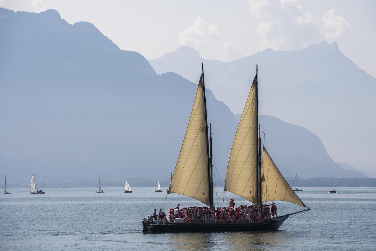 La compagnie des cent-Suisses a embarqué sur la Vaudoise, un bateau à voiles latines. [Keystone - Jean-Christophe Bott]