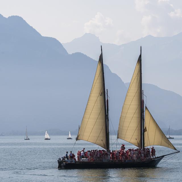 La compagnie des cent-Suisses a embarqué sur la Vaudoise, un bateau à voiles latines. [Keystone - Jean-Christophe Bott]