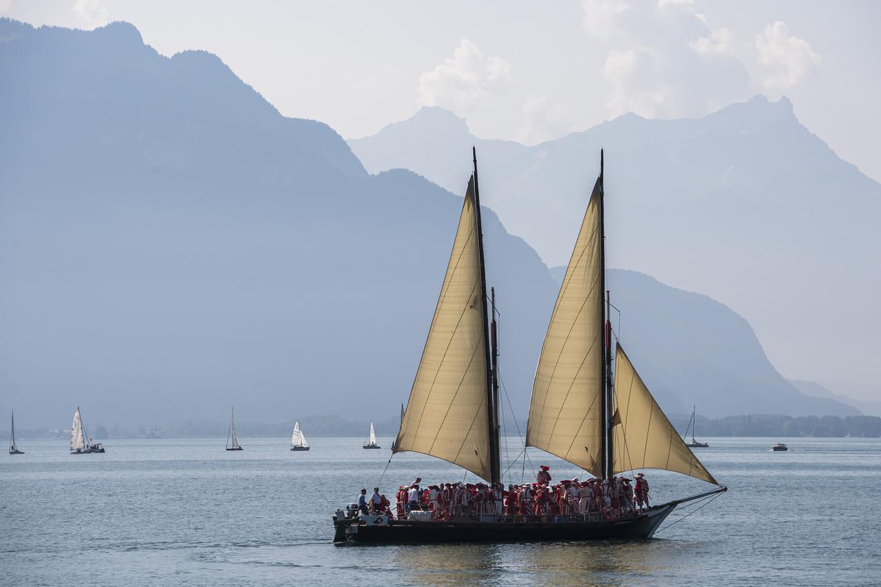 La compagnie des cent-Suisses a embarqué sur la Vaudoise, un bateau à voiles latines. [Keystone - Jean-Christophe Bott]