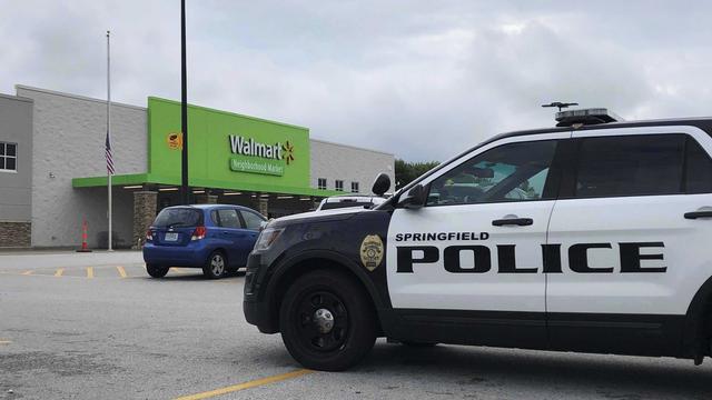 Un jeune homme armé d'un fusil d'assaut neutralisé dans un supermarché. [Keystone/AP - Harrison Keegan]