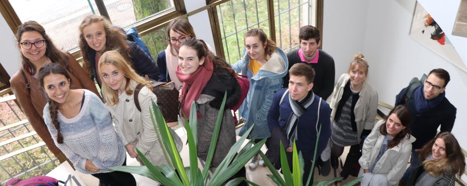 Le jury du Choix du Goncourt suisse 2019 sur l’escalier qui mène à la salle des délibérations. [Ambassade de France en Suisse et au Liechtenstein]