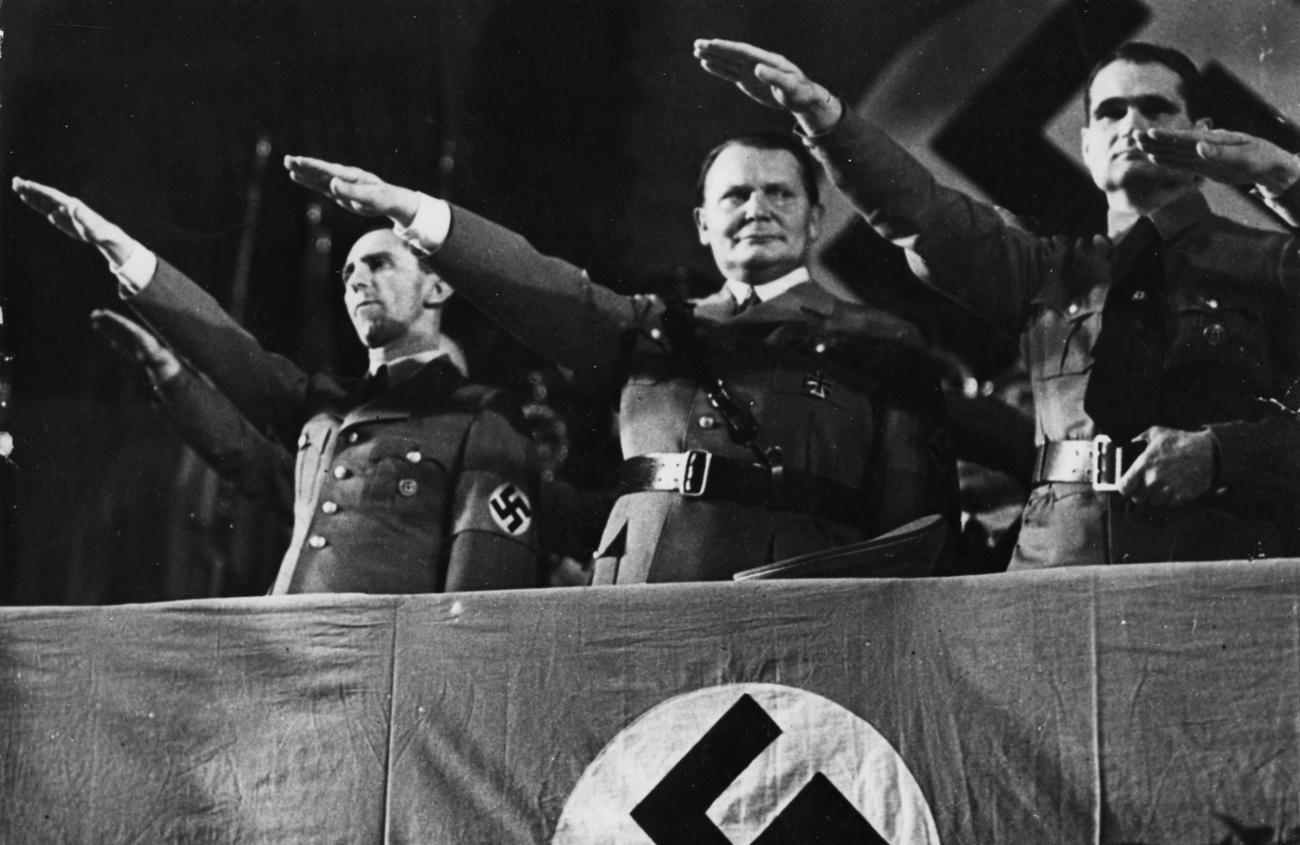 Joseph Goebbels, Hermann Goering et Rudolf Hess, debout, lors d'un discours d'Adolf Hitler en 1936 à Berlin. [KEYSTONE/AP]