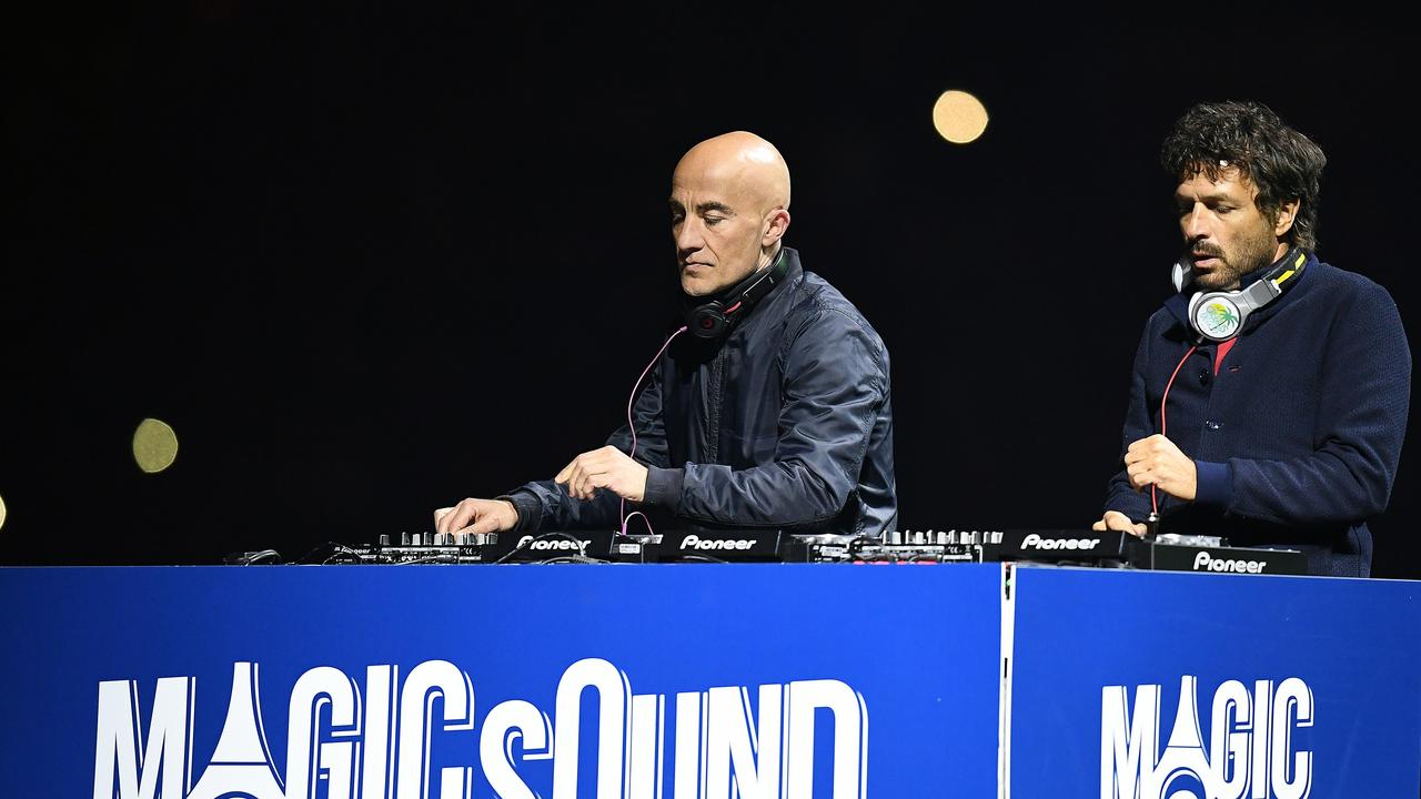 Philippe Zdar (à droite) lors d'un show avec le duo Cassius, ici au Parc des Princes en 2016, . [AFP - Franck Fife]