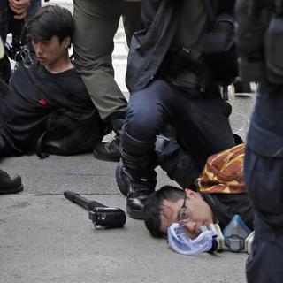 La police a procédé à une démonstration de force dimanche à Hong Kong. [AP/Keystone - Kin Cheung]
