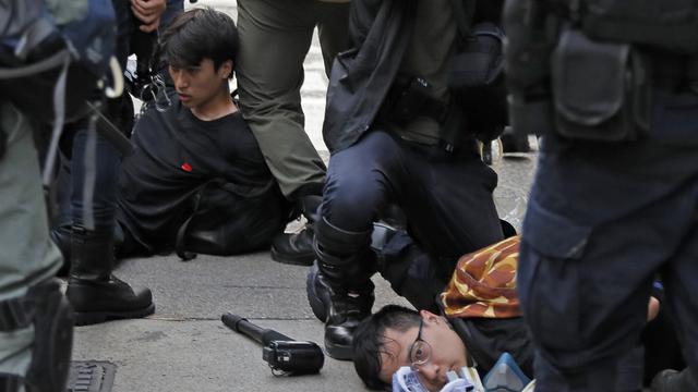La police a procédé à une démonstration de force dimanche à Hong Kong. [AP/Keystone - Kin Cheung]