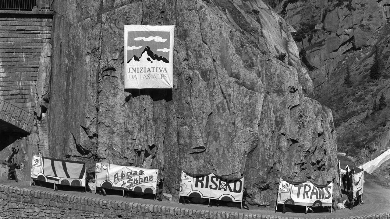 L'initiative des Alpes a été lancée dans les gorges des Schöllenen du canton d'Uri, en août 1989. [Keystone - STR]