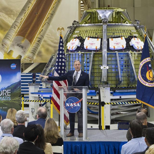 L'administrateur de l'agence spatiale américaine Jim Bridenstine présente les avancées des projets lunaire et martien aux employés de la NASA le 11 mars 2019. [Keystone - AP NASA / AUBREY GEMIGNANI]