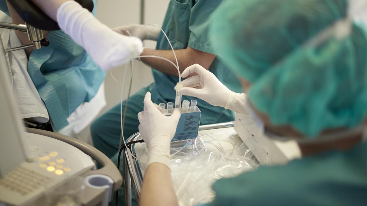 Une opération de prélèvement d'ovules sur une femme dans un centre de procréation médicalement assisté à Zurich. [Keystone - Gaetan Bally]