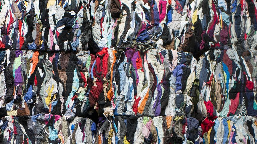 La Confédération élabore une initiative pour une chaîne textile plus durable. [Keystone - Christian Beutler]