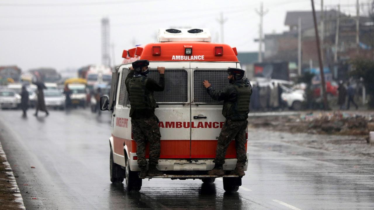 Une ambulance emmène des militaires blessés après une attaque terroriste dans le Cachemire, en Inde. [Keystone - Farooq Khan/EPA]