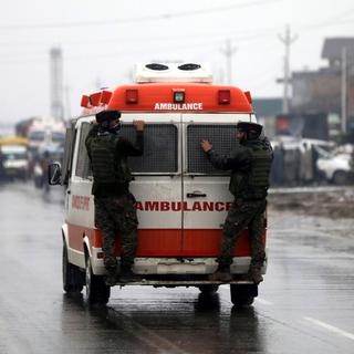Une ambulance emmène des militaires blessés après une attaque terroriste dans le Cachemire, en Inde. [Keystone - Farooq Khan/EPA]