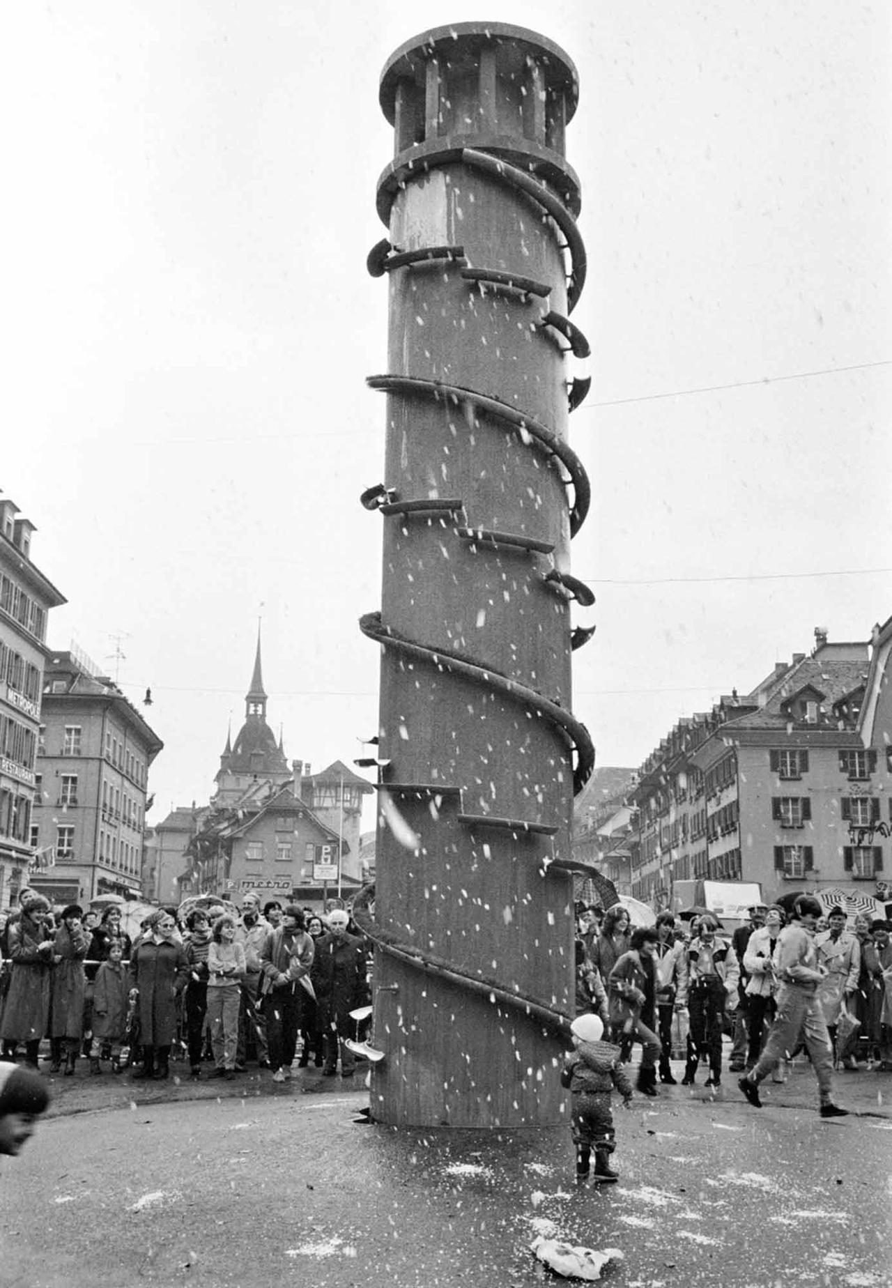 Lors de l'inauguration, de nombreuses personnes ont vu dans la fontaine Meret-Oppenheim un geste hostile. [Keystone - Str]