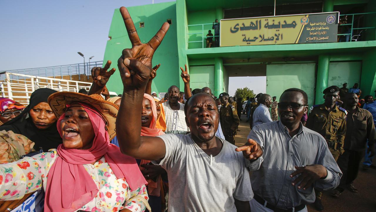 A l'issue de la première journée de discussions entre les deux camps soudanais, 235 membres d'un groupe rebelle du Darfour (ouest) ont été libérés d'une prison d'Omdourman, ville voisine de la capitale Khartoum. [AFP - ASHRAF SHAZLY]