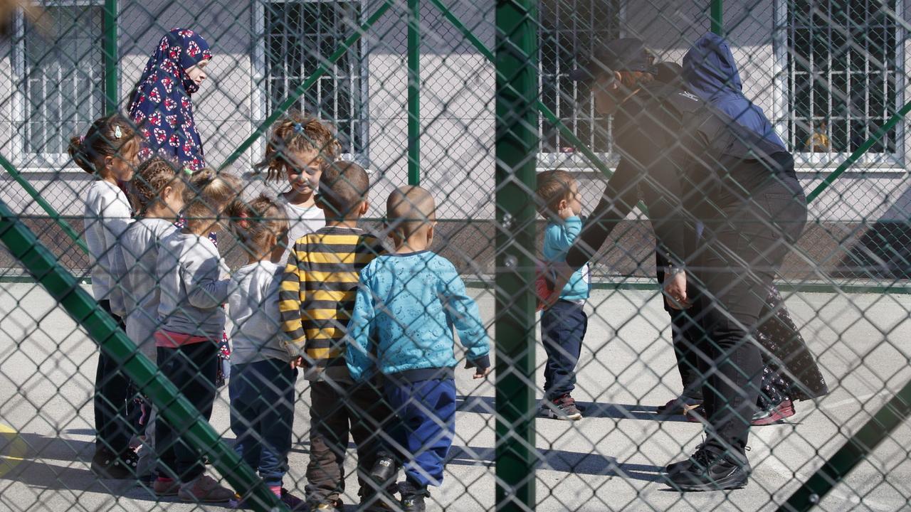 Les enfants rapatriés au Kosovo ont été pris en charge dans le centre de détention du village de Vranidoll, samedi 20 avril. [Keystone - Valdrin Xhemaj]