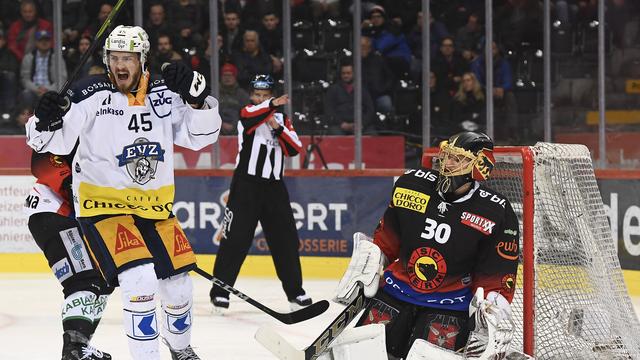 La joie de Dennis Everberg après le 3-1 inscrit par Garrett Roe. [Freshfocus - Urs Lindt]