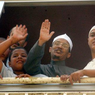 Ali Ben Hadj (au centre), leader du Front Islamique du Salut (FIS), à sa sortie de prison le 2 juillet 2003, après 12 ans d'incarcération. [EPA/Keystone - Mohamed Messara]