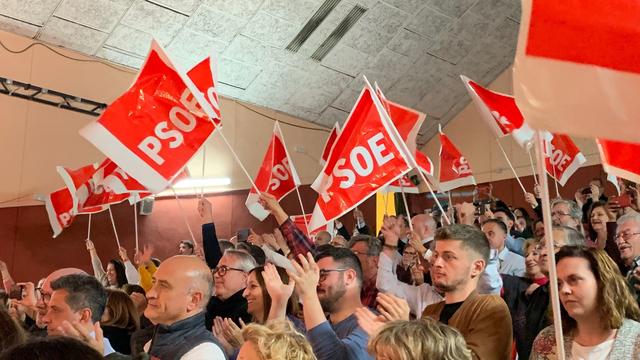 Les militants du Parti socialiste espagnol, réunis dans le quartier d'Orcasita, au sud de Madrid. [RTS - Valérie Demon]