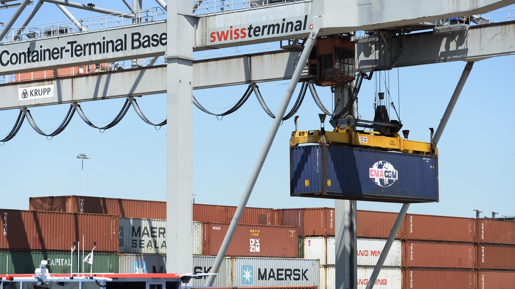 Considérées comme un pilier de l'économie suisse, les exportations de marchandises se sont affaissées. [Keystone - Steffen Schmidt]