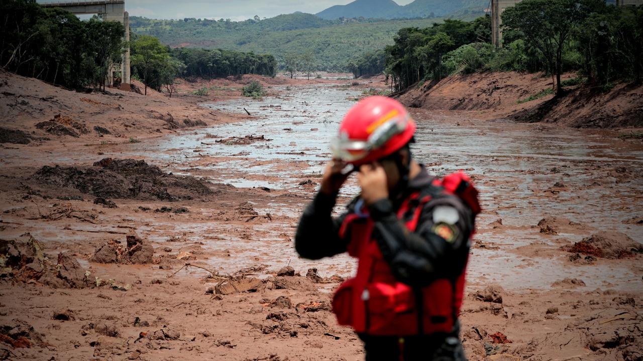 La rupture d'un barrage minier à Brumadinho avait déversé un véritable tsunami de boue. [Keystone - Antonio Lacerda]