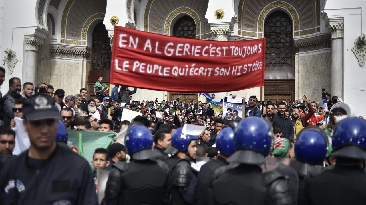 De nombreux manifestants dénoncent l'arrivée au pouvoir du président par interim Abdelkader Bensalah dans les rues d'Alger. [AFP - Ryad Kramdi]