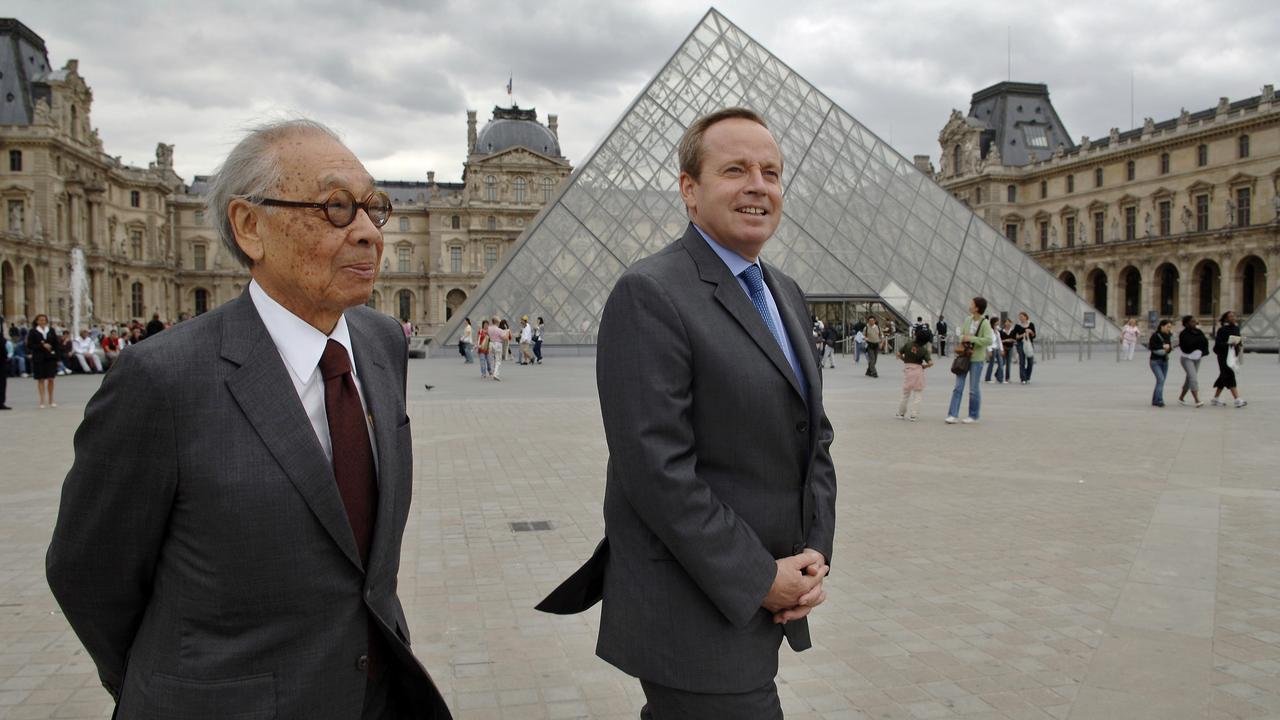 Ieoh Ming Pei (à gauche) est le créateur de la pyramide du Louvre. Une oeuvre contestée en 1983, mais qui a rendu l'architecte sino-américain célèbre. [AFP - Eric Feferberg]