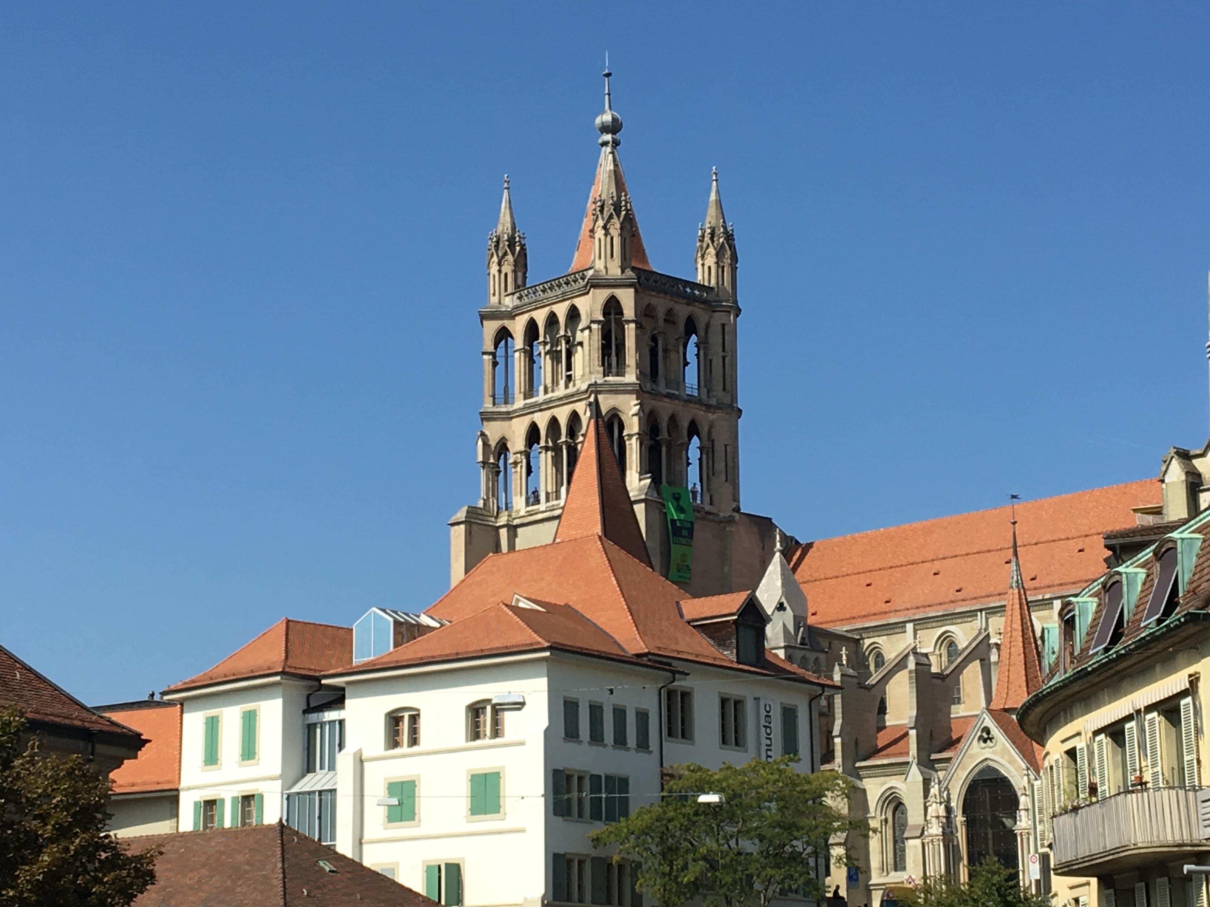 Une banderole a été déployée sur la cathédrale de Lausanne. [RTS - Pauline Turuban]