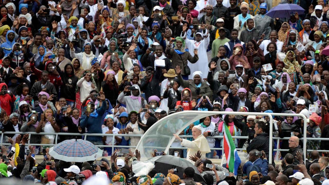 Le pape François a prononcé son homélie devant plus de 60'000 personnes dans un stade au Mozambique. [Reuters - Grant Neuenburg]