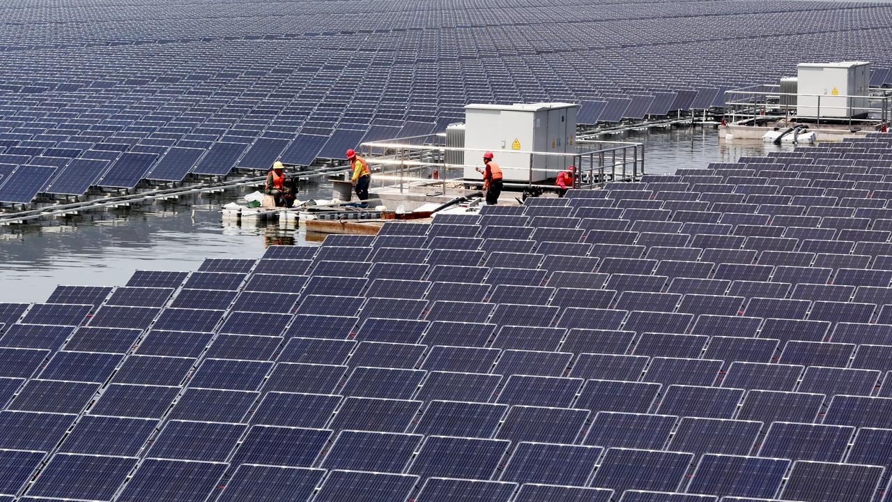 Des panneaux solaires flottants en Chine. [Reuters - China Daily]
