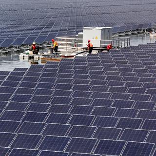 Des panneaux solaires flottants en Chine. [Reuters - China Daily]