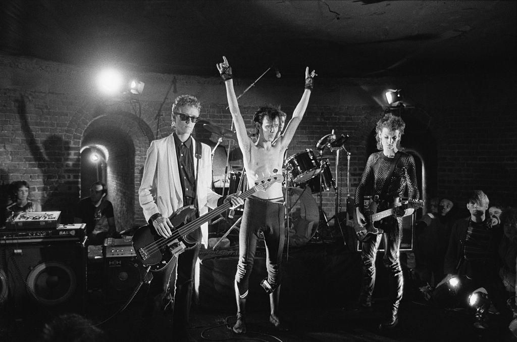 Le groupe Bauhaus, live au Roundhouse à Londres, lors du tournage de leur vidéo "Ziggy Stardust" en août 1982. Avec David J, Peter Murphy, Kevin Haskins et Daniel Ash. [Redferns/Getty Images - Fin Costello/Redferns]