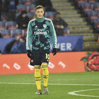 La TV chinoise a retiré sa couverture d'un match de football après les critiques de Mesut Özil sur l'internement des musulmans chinois. [AP Photo/Keystone - Rui Vieira]