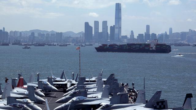 Le porte-avion USS George Washington faisant escale devant Hong Kong en 2012. [Reuters - Bobby Yip]