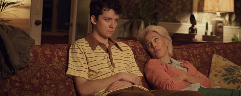 Asa Butterfield et Gillian Anderson dans la série "Sex Education". [Sam Taylor/Netflix]