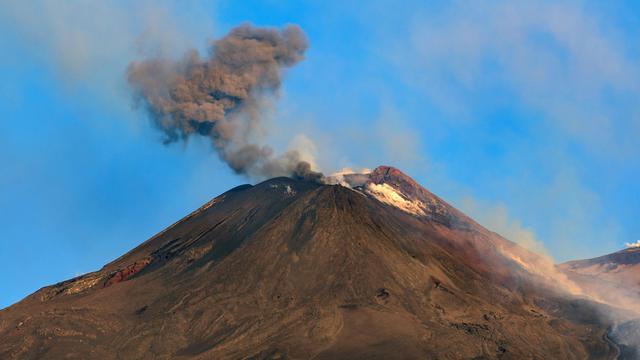 De la fumée s'échappe de l'Etna, le plus grand des trois volcans italiens en activité, le 20 juillet 2019. [Keystone/ap photo - Salvatore Allegra]